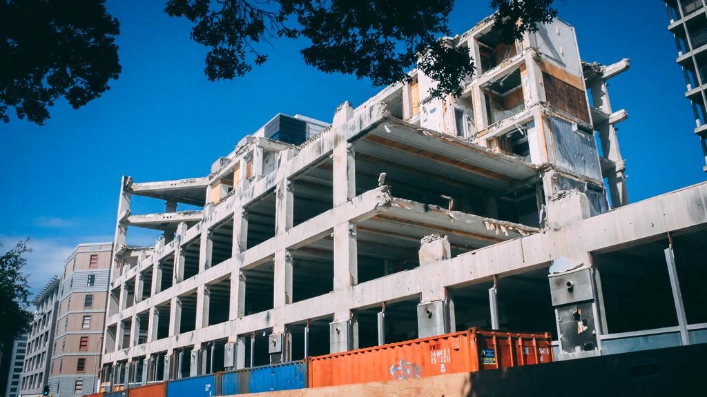 Photographie éditoriale d'un chantier de villa contemporaine en cours d'achèvement
