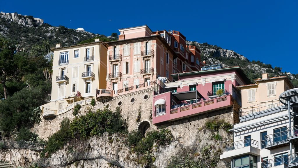 Villa contemporaine surplombant la Méditerranée