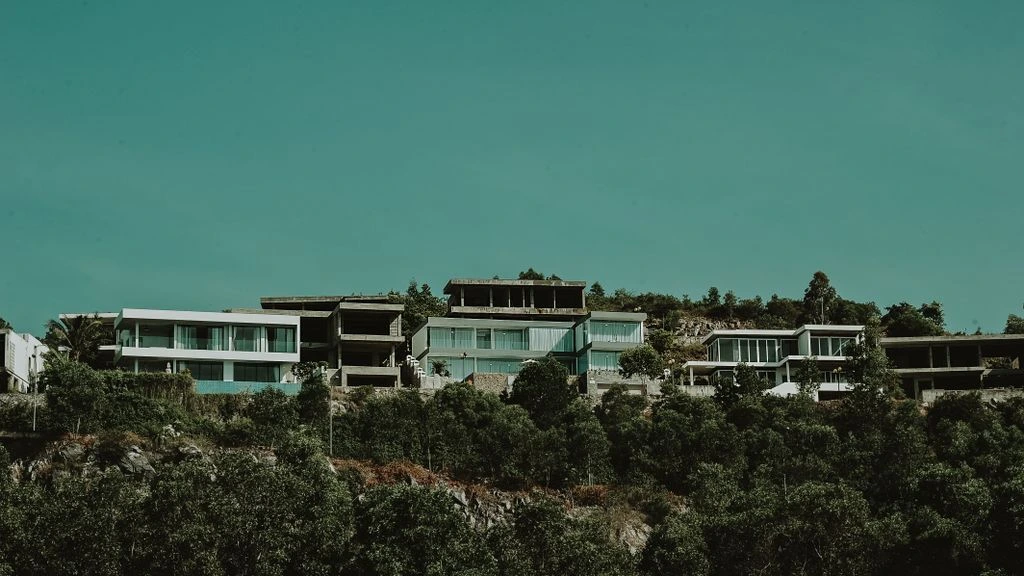 Villa contemporaine signée Maisons Contemporaines, lumière dorée de Provence